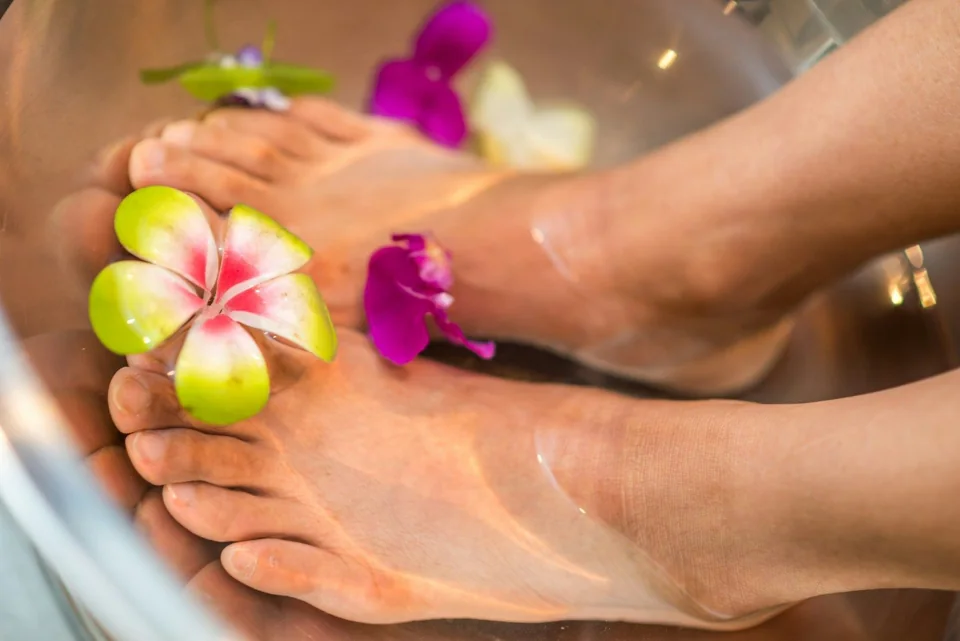 Fußmassage mit Blüten