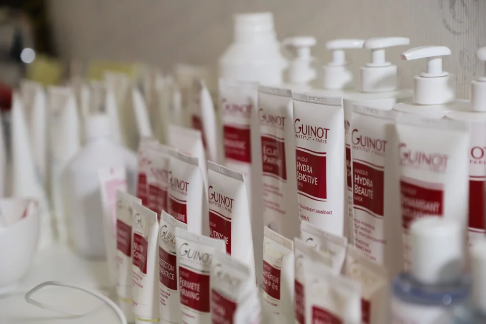 Eine Auswahl an Pflegeprodukten von Guinot.